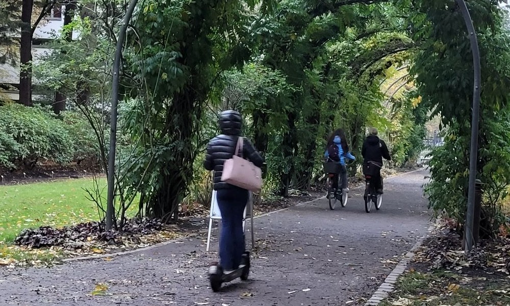 Eingangsschließungen wegen Rad- und Rollerfahrern